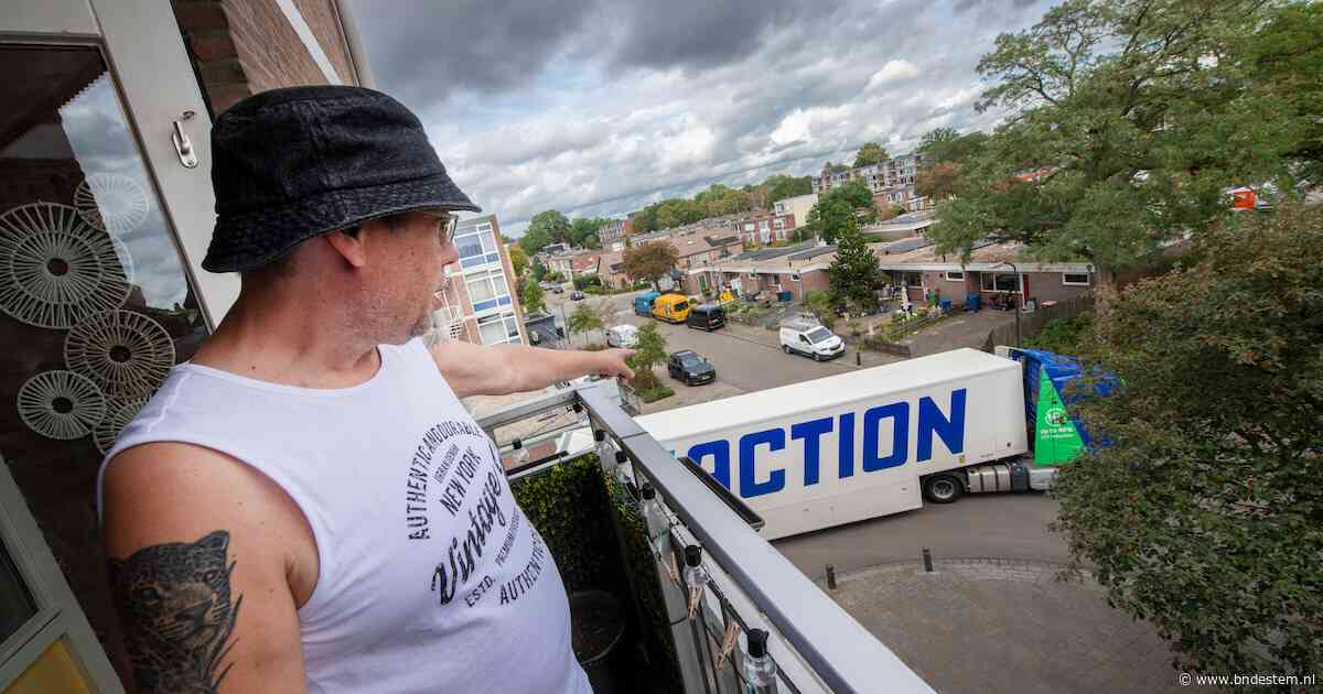 Alex (58) kan garage niet uit doordat trucks in de weg staan, maar hij mag auto niet op straat parkeren