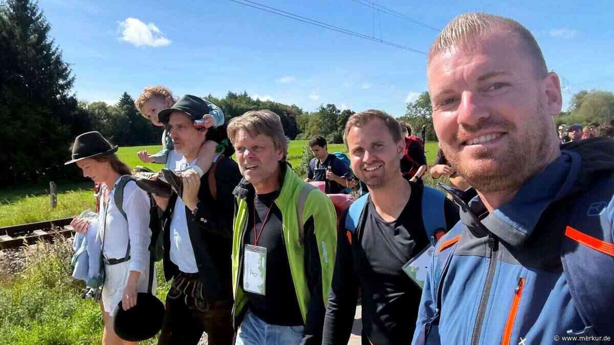 Erst Trauung, dann Löwenmarsch: Bayerischer Bürgermeister wandert mit Prinz Ludwig