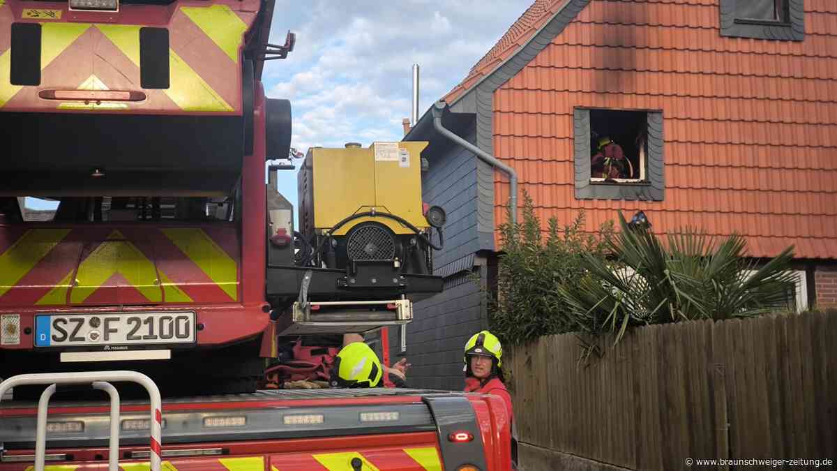 Beinum: Zimmer steht in Vollbrand – Feuerwehr sucht nach Menschen im Haus