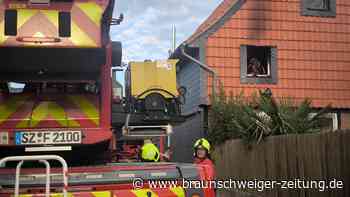 Beinum: Zimmer steht in Vollbrand – Feuerwehr sucht nach Menschen im Haus