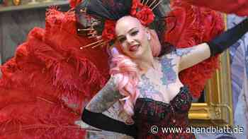 Burlesque-Tänzerin Belle la Donna tauscht High Heels gegen Fußballschuhe