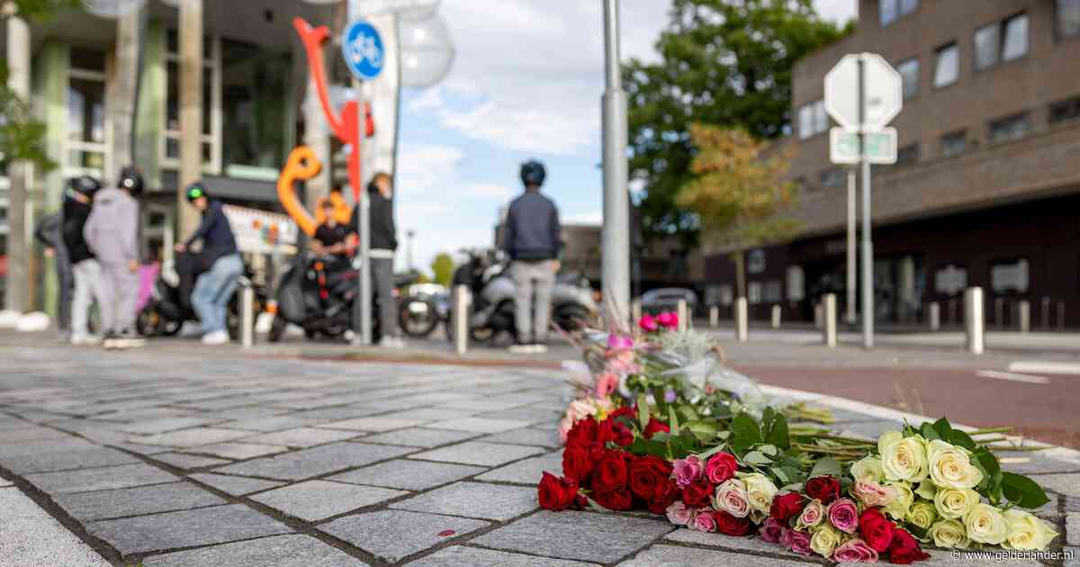 Scootervrienden van Brian leggen bloemen neer na dodelijk ongeluk van de minderjarige