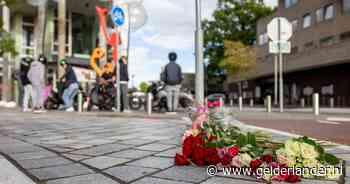 Scootervrienden van Brian leggen bloemen neer na dodelijk ongeluk van de minderjarige