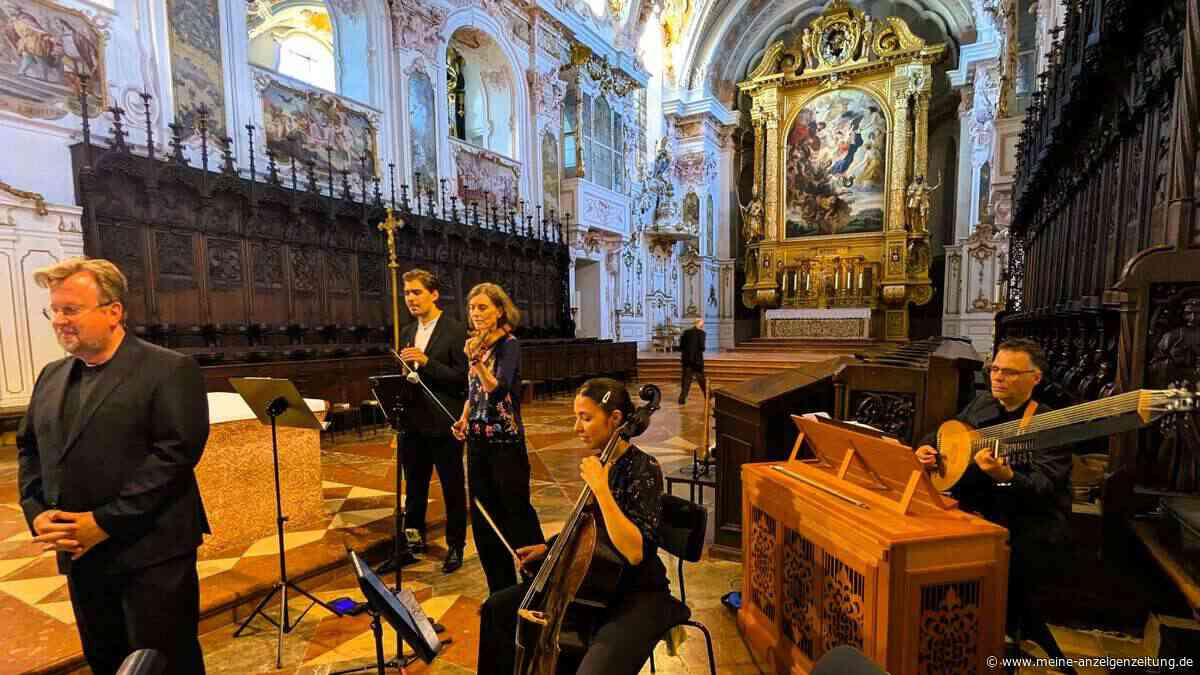 Christoph Eglhuber mit Countertenor im Freisinger Dom: Publikum muss zusammenrücken