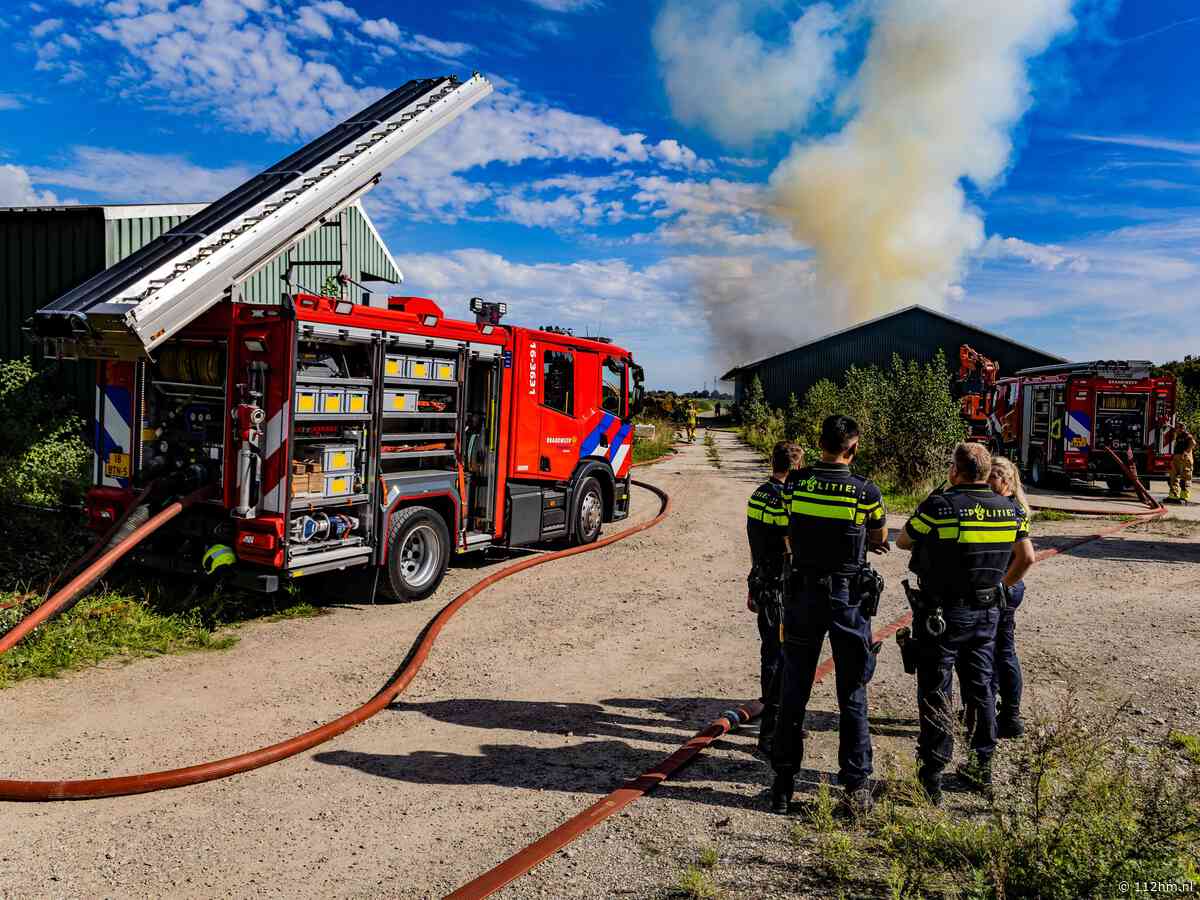 Flinke rookontwikkeling bij grote brand in loods met hooibalen, Kattendijk (Gouderak)