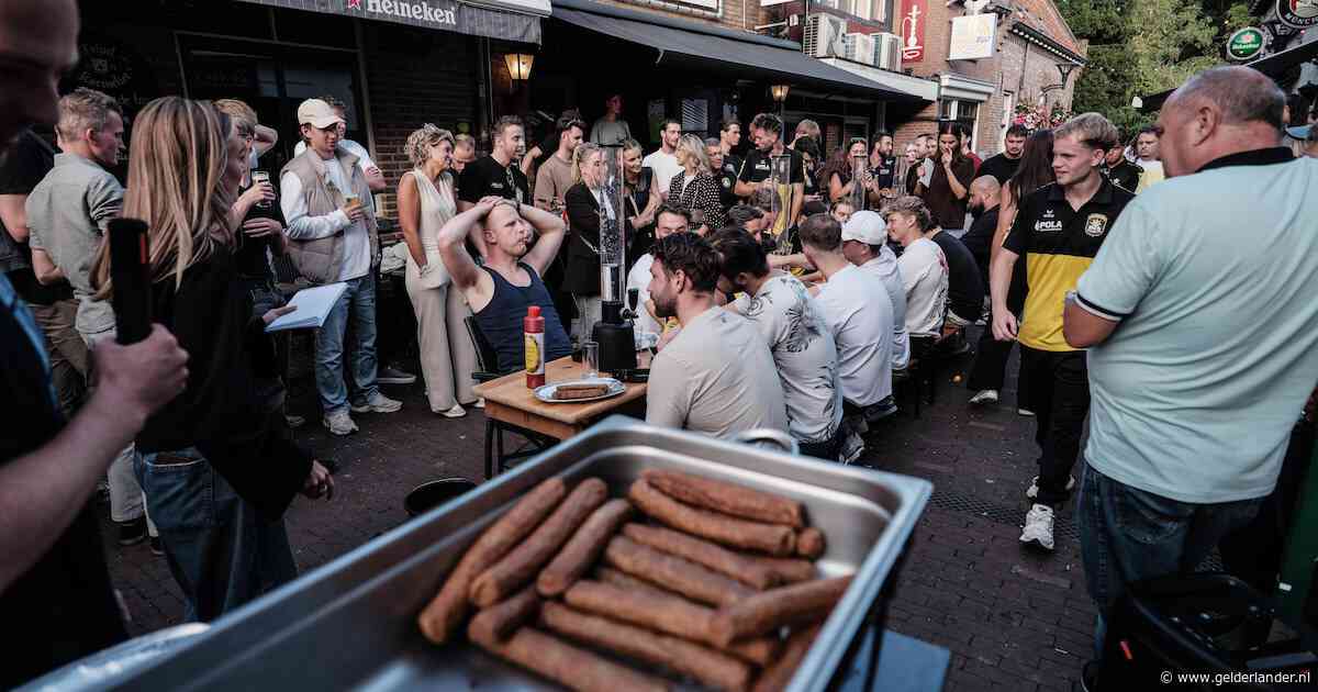 Stoere praatjes aan de bar monden uit in frikandellenwedstrijd: ‘Vooral de smaak gaat tegenstaan’