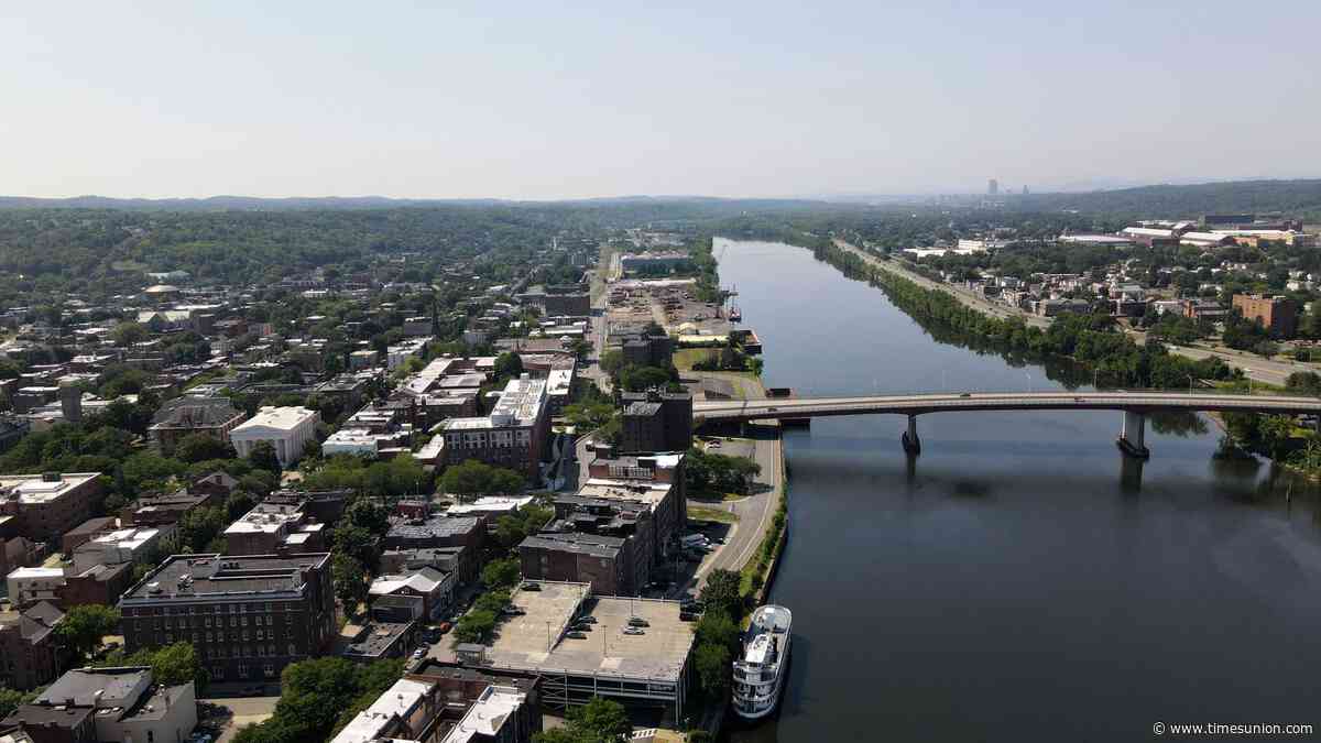 Good Samaritan helps Troy police rescue of autistic girl who fell into Hudson River