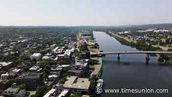 Good Samaritan helps Troy police rescue of autistic girl who fell into Hudson River