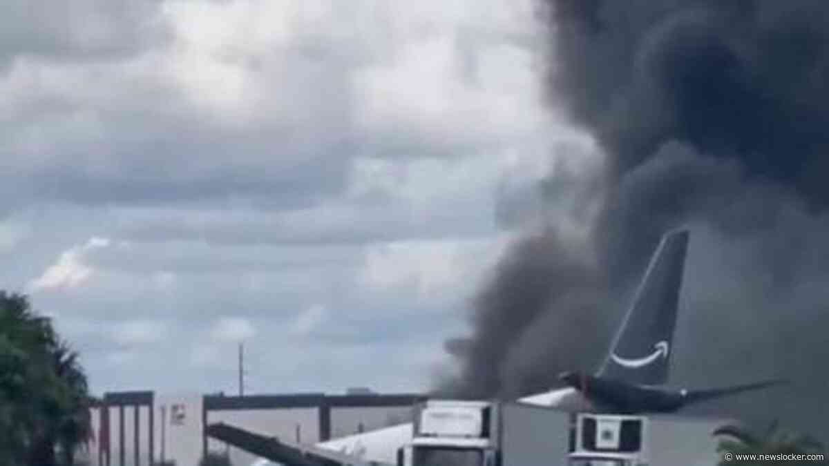 Vrachtvliegtuig schiet door, raakt daarbij meerdere voertuigen en vliegt in brand