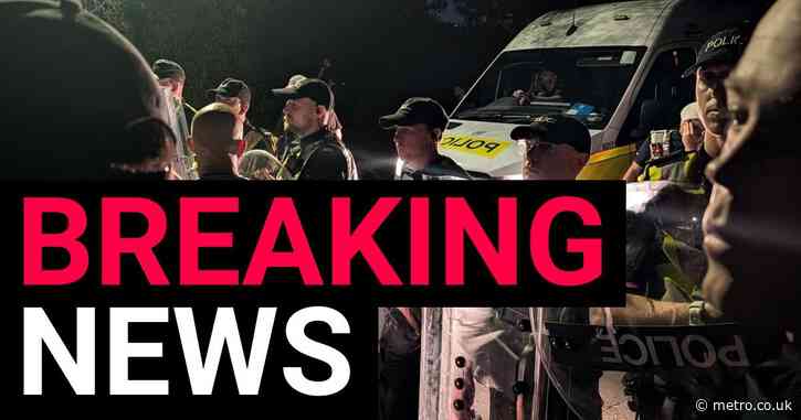 Hundreds of masked men block coach of migrants in Portsmouth