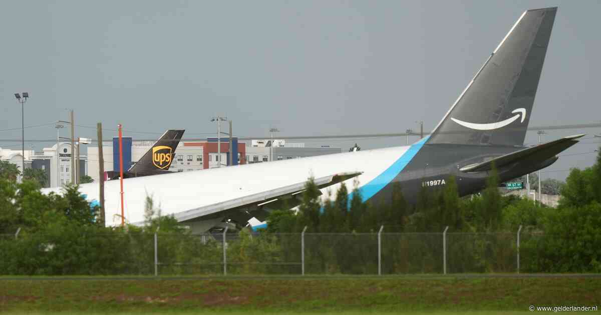 Vliegtuig schiet door na landing bij luchthaven Miami en raakt meerdere auto’s