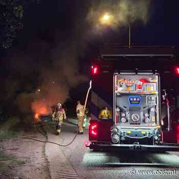 112 Nieuws: Auto in Hellendoorn brandt uit