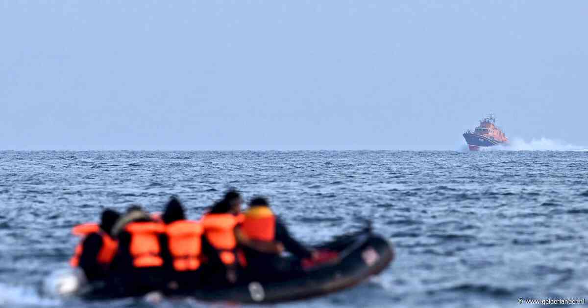 Extreemrechtse demonstranten proberen migranten tegen te houden in Britse havenstad Portsmouth