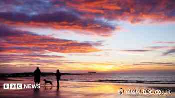 Early bird photographers catch striking sunrise