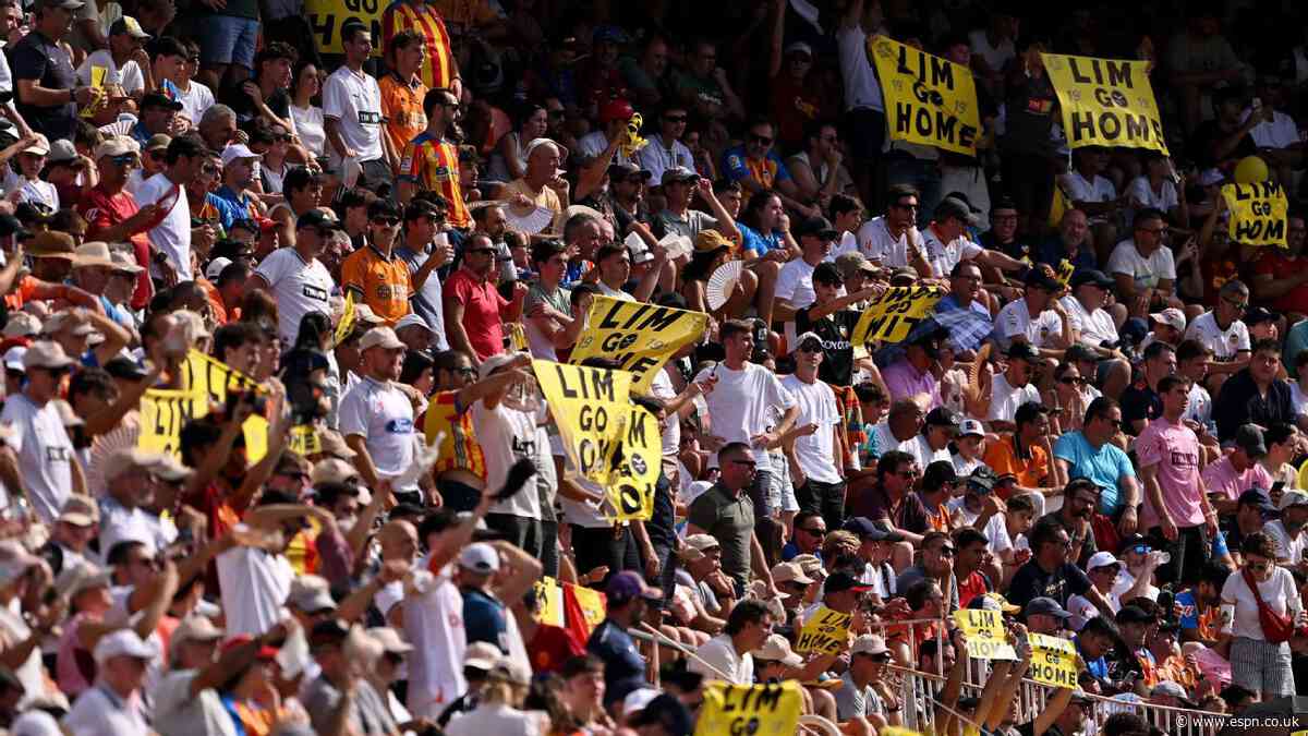 Valencia fans slam 'mercenaries' after Barça rout