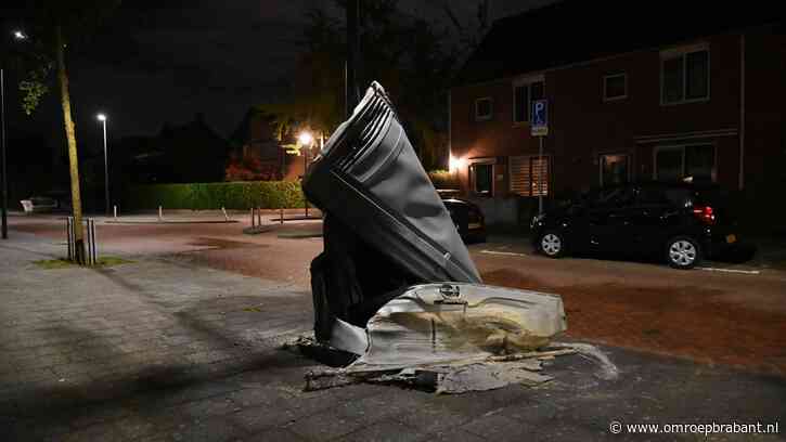 Dixi, scooter en afval gaan kort na elkaar in vlammen op in Breda