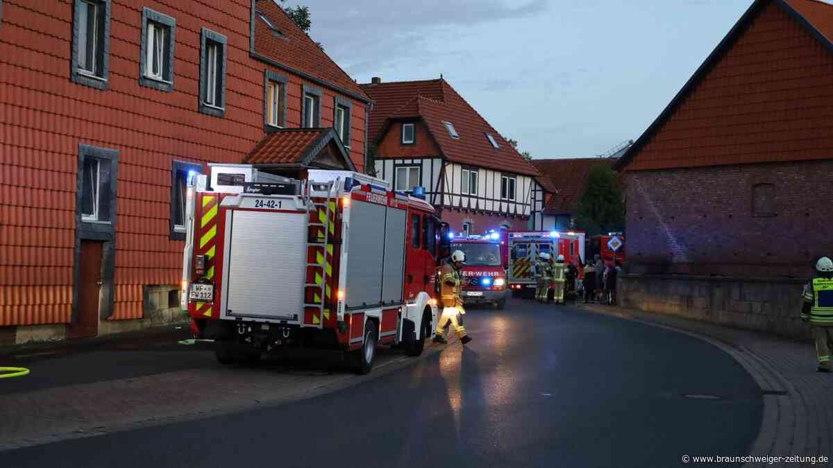 Matratze brennt in Baddeckenstedt – Bewohner tragen sie selbst ins Freie