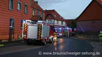 Matratze brennt in Baddeckenstedt – Bewohner tragen sie selbst ins Freie