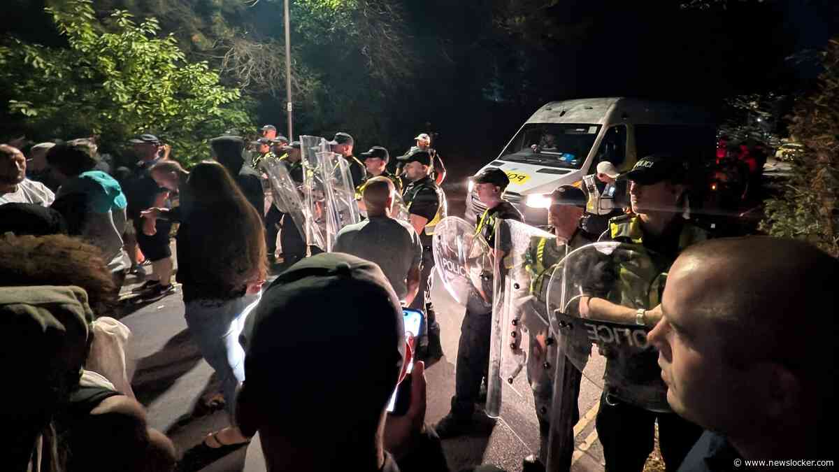 Demonstranten proberen migranten tegen te houden in Portsmouth