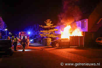 Auto vliegt in brand, bewoners vluchten huis uit
