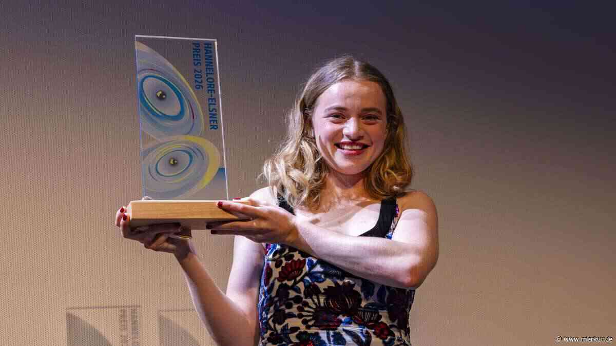 Luna Wedler nimmt Hannelore-Elsner-Preis unter Tränen entgegen