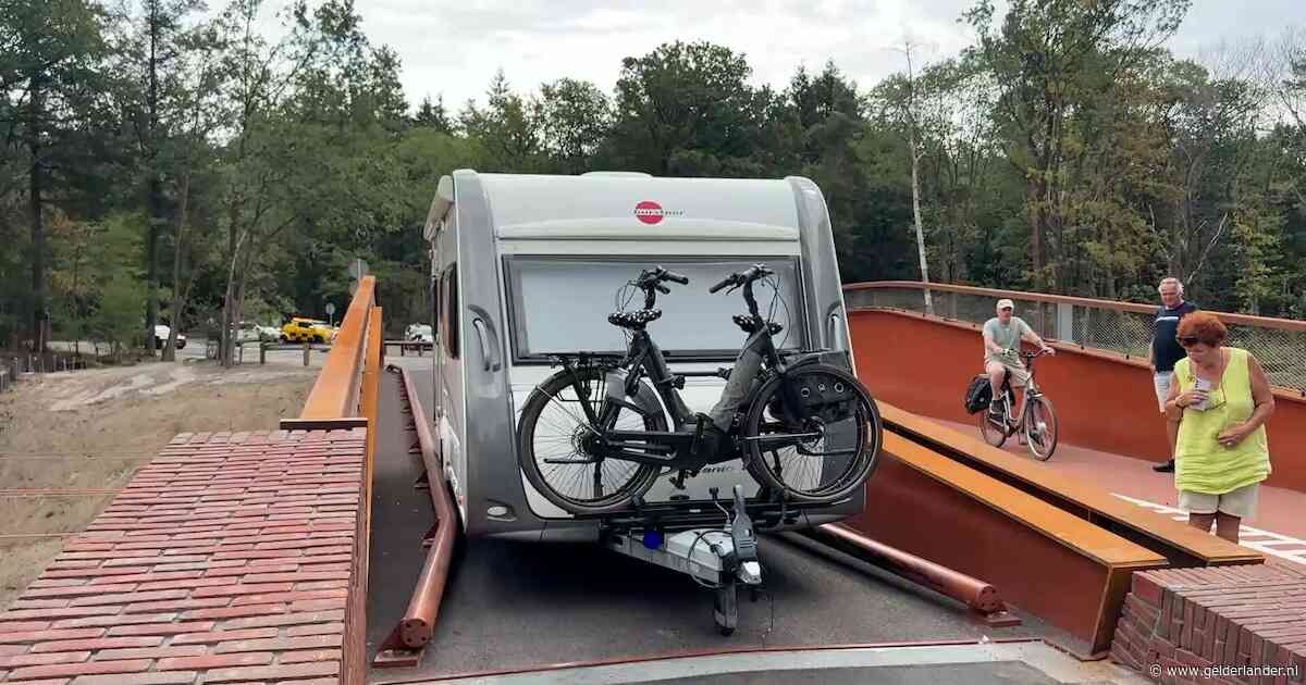 Tien keer rijdt auto zich vast op dit beruchte bruggetje, maar niemand wil de schade betalen