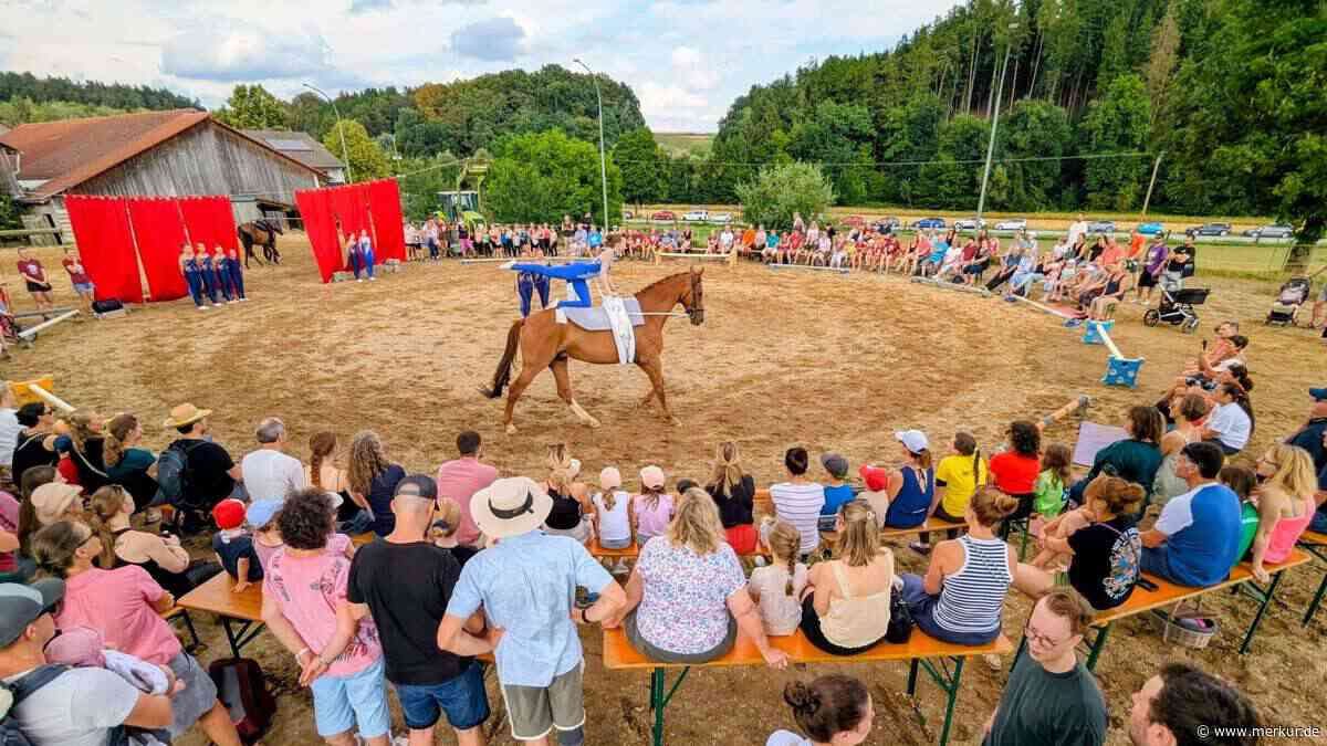 Voltigierfreunde Ampertal feiern mit Pferdeakrobatik und Elefantenkönig