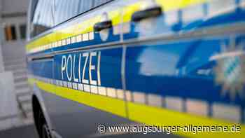 Unbekannte zünden Baumstamm in Waldstück an