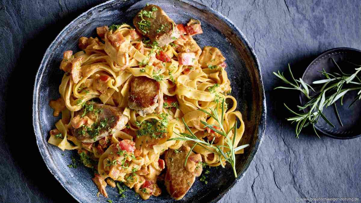 Cremige Paprika-Tagliatelle mit Medaillons