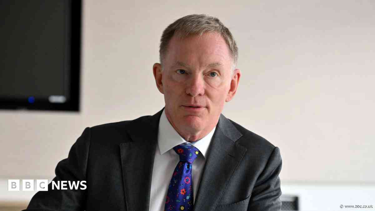 NI secretary to hold Stormont talks over budget deadlock