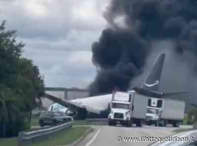 “I pompieri sono riusciti miracolosamente a estrarre vivi i piloti intrappolati nella cabina mentre i motori dell’aereo erano in fiamme”: cargo Amazon esce di pista e si schianta contro le auto, 5 morti