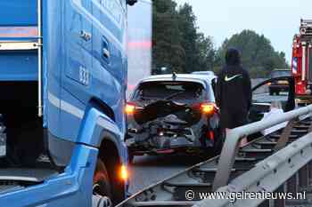 Bakwagen en personenauto botsen op snelweg