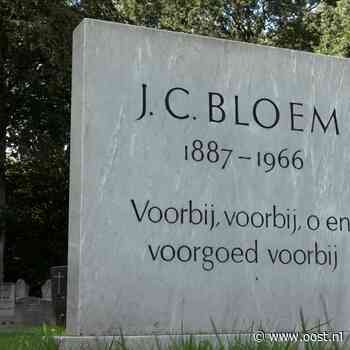 'J.C. Bloem is dood, leve zijn poëzie': fans bezoeken graf in Kop van Overijssel