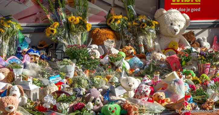 ‘Rust zacht, lieve Hugo’: bloemenzee groeit op plek waar jongetje omkwam in Leeuwarden