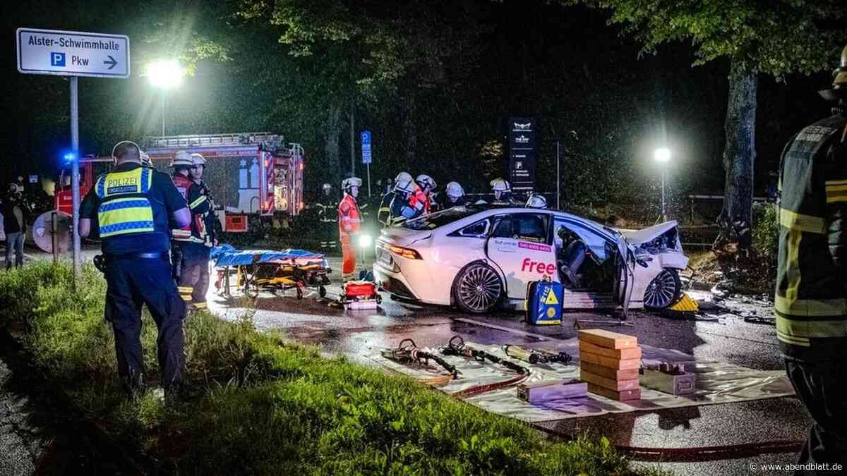 Frau (24) im Taxi bei Unfall mit Porsche lebensgefährlich verletzt