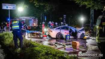 Frau (24) im Taxi bei Unfall mit Porsche lebensgefährlich verletzt