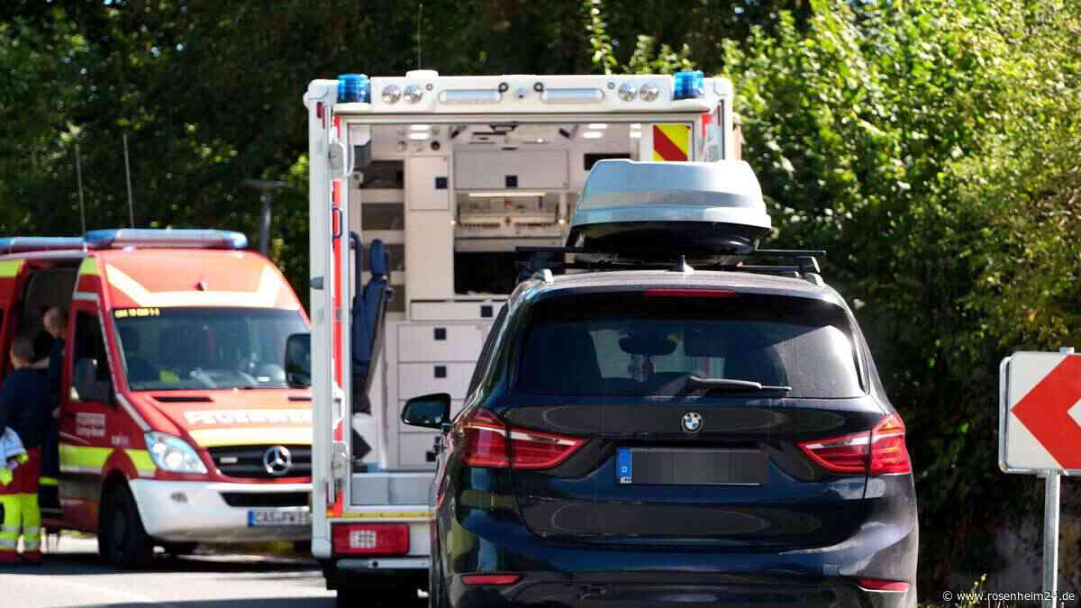 Bub (1) stürzt aus fahrendem Auto – und wird dann von Rettungswagen erfasst