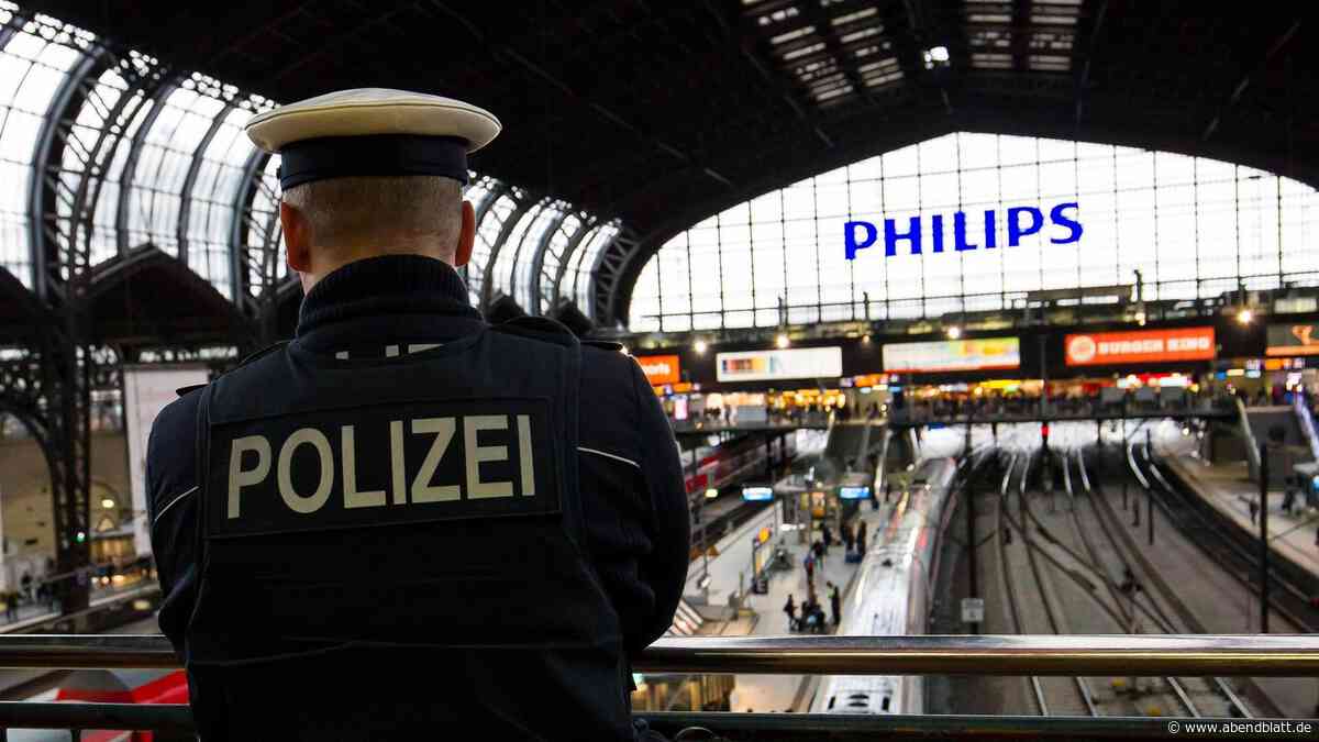 Kein Alarm dank präparierter Tasche: Frau klaut Parfüm im Wert von über 700 Euro