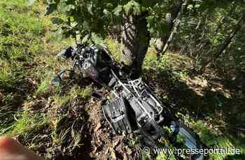 POL-GM: Motorrad kracht gegen Baum
