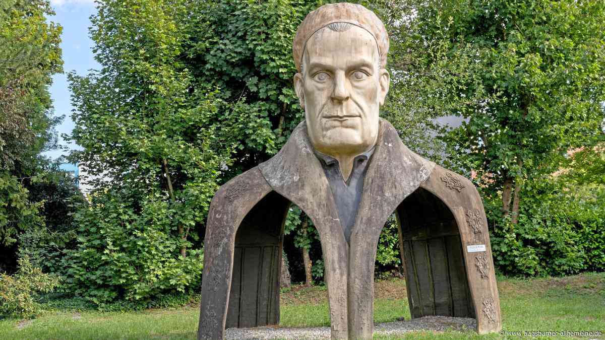 Was macht die riesige Fugger-Figur mitten in einem Augsburger Wohnviertel?
