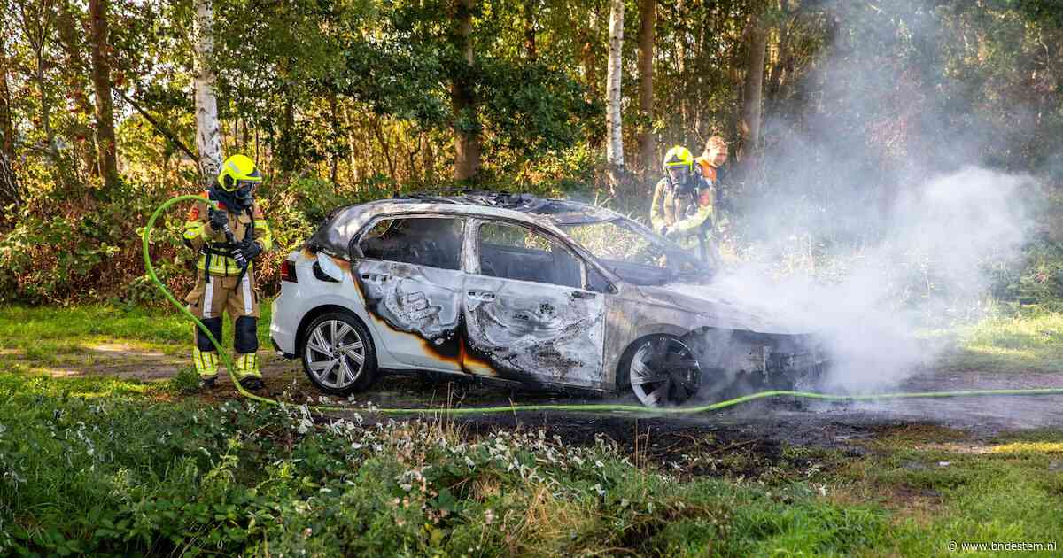 Auto brandt uit op zijweg in Heerle