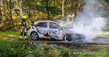 Auto brandt uit op zijweg in Heerle