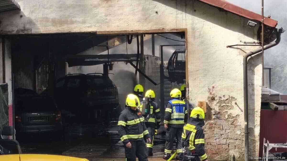 Löscharbeiten gestalten sich schwierig – Feuerwehr kämpft weiter gegen Brand in Bayerisch Gmain
