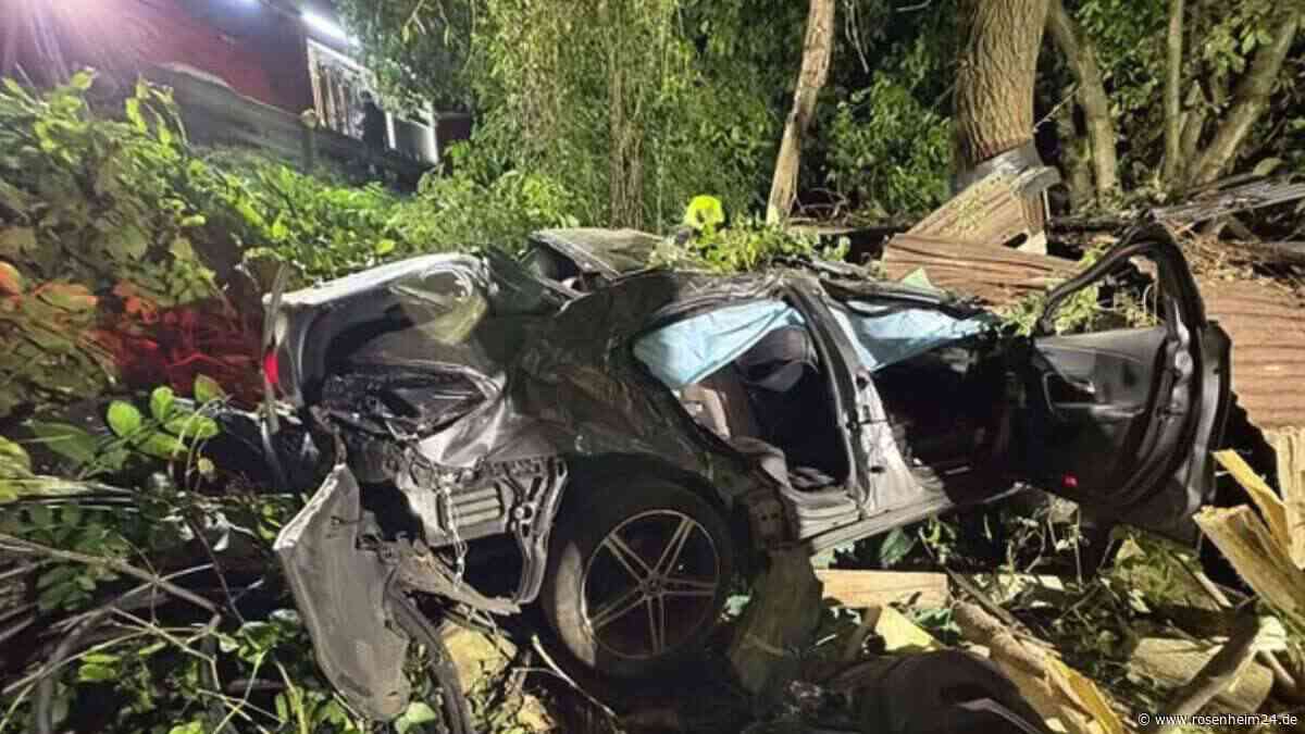 Auto völlig zerfetzt – doch dann steigt der Fahrer selbst aus dem Wrack