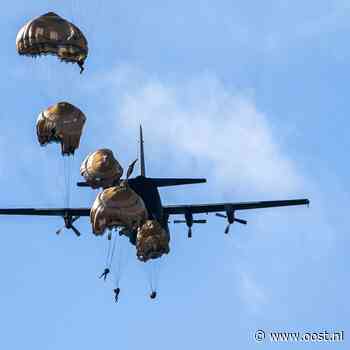 Auto's aan parachutes boven Twente: militaire oefening begonnen