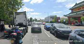 LIVE as stalled car blocks lanes on major Croydon road