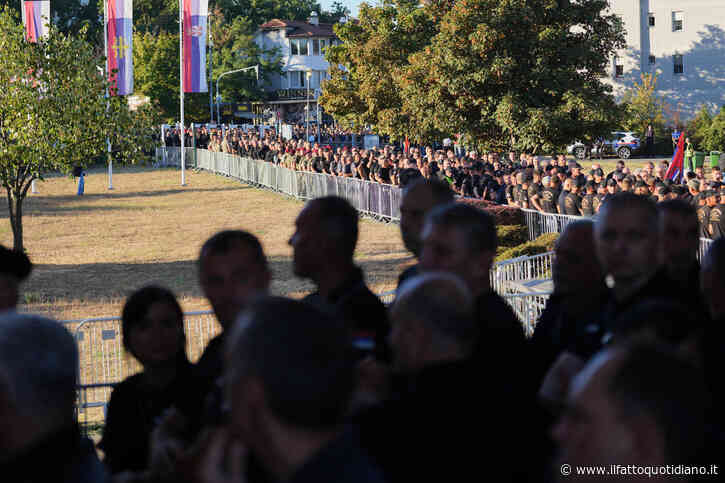 Funerali di Mladić, migliaia di persone a Belgrado per omaggiare il “boia di Srebrenica”. Presenti anche tre ministri del governo serbo