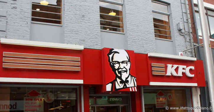 Un tatuaggio per il pollo gratis a vita: la “trovata” di KFC ha convinto 200 persone. Le associazioni dei consumatori: “Fare verifiche”