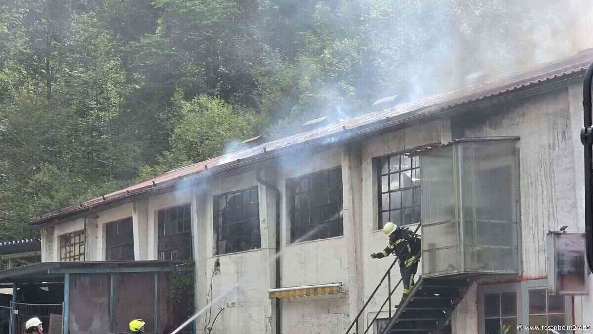 Löscharbeiten bei Werkstattbrand in Bayerisch Gmain – Zahlreiche Rettungskräfte gefordert