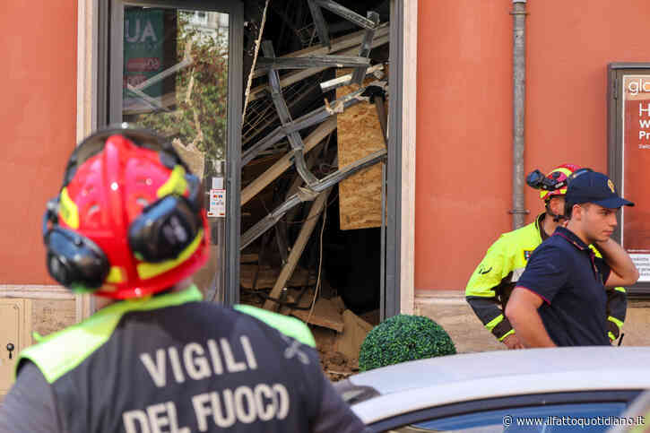 Crolla un solaio in pieno centro a Roma: estratti dalla macerie illesi commessi e clienti